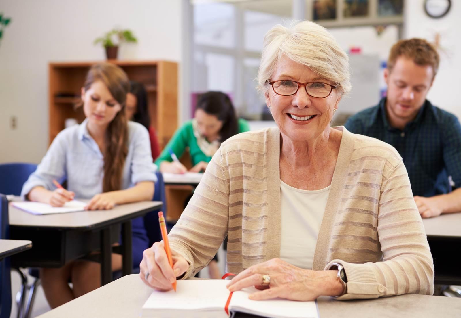 活到老學到老！90歲阿嬤回中學取文憑 90-year old Italian woman returns to school